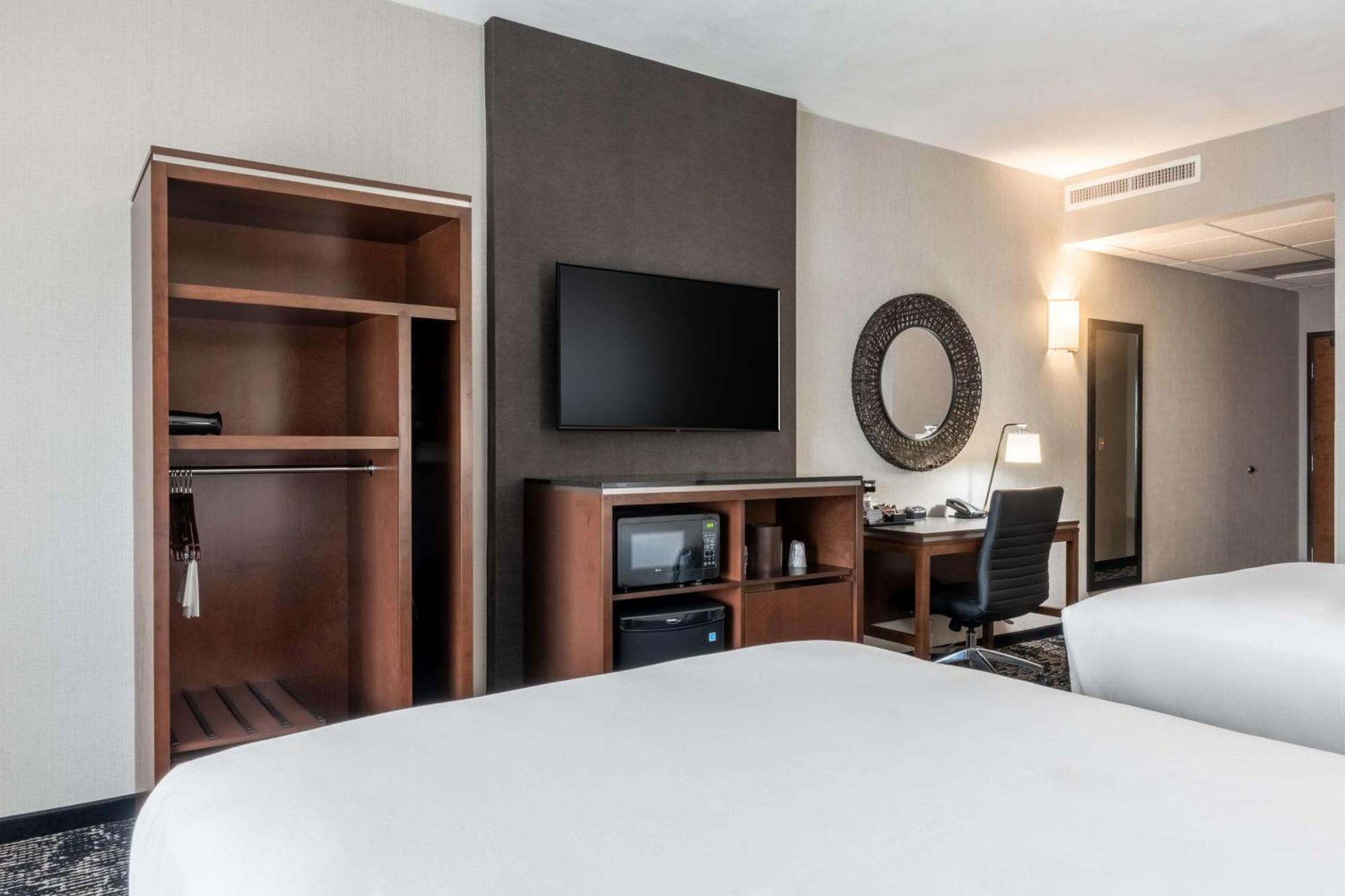 Drury Plaza Hotel College Station Bagian luar foto