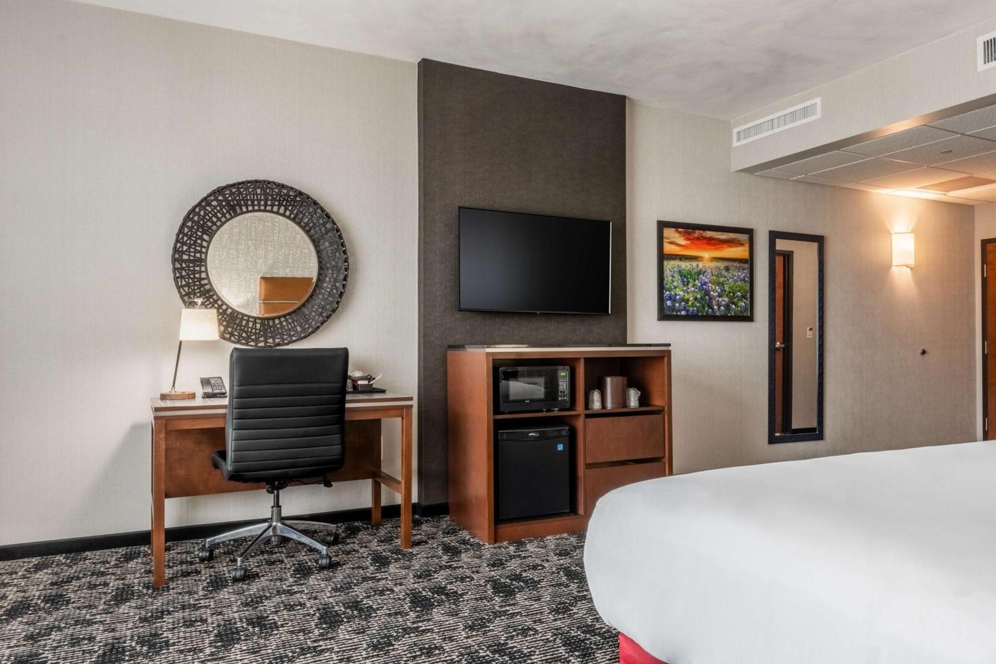 Drury Plaza Hotel College Station Bagian luar foto