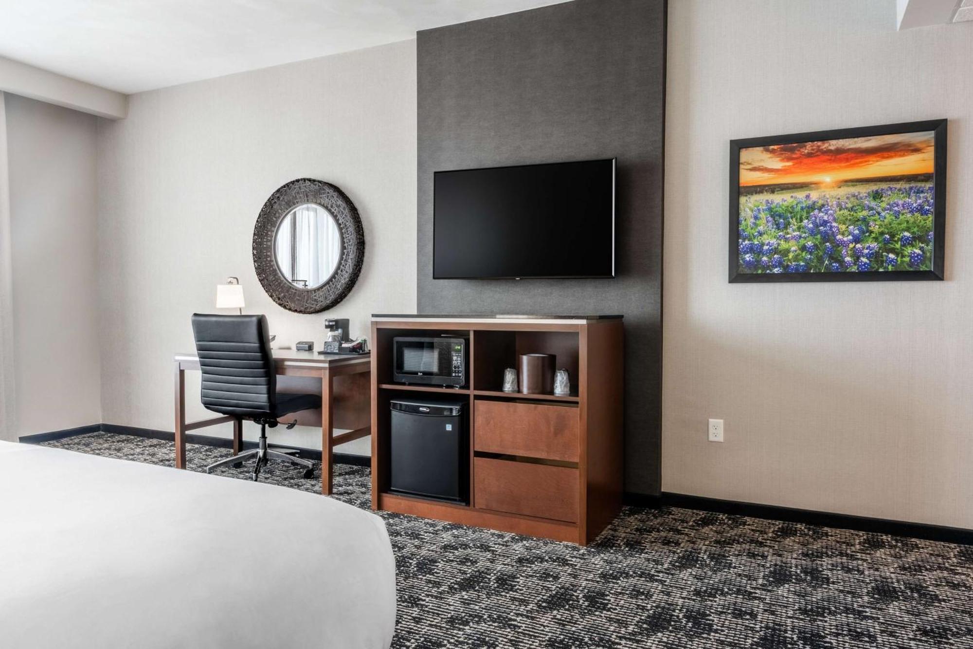 Drury Plaza Hotel College Station Bagian luar foto