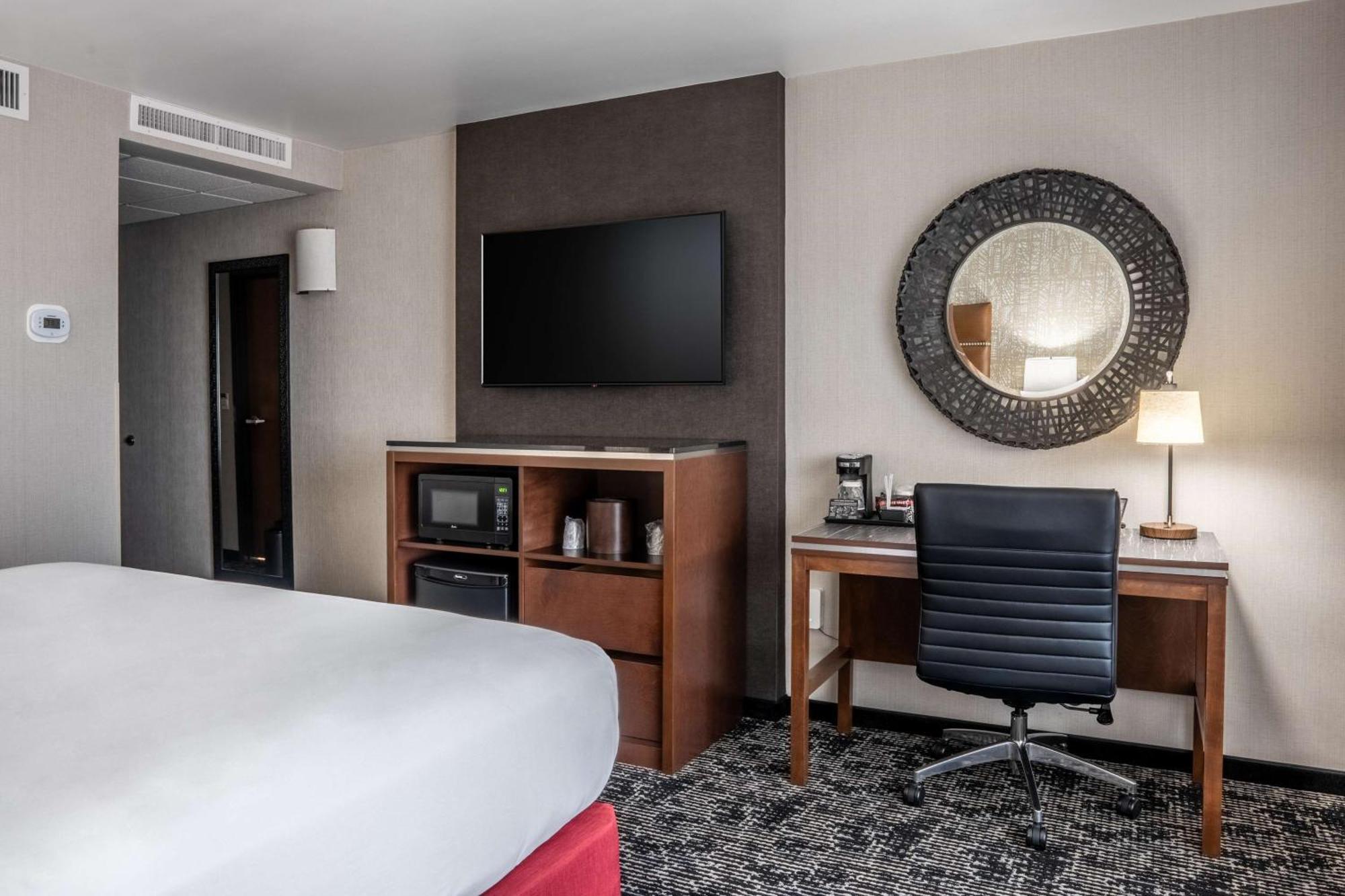 Drury Plaza Hotel College Station Bagian luar foto